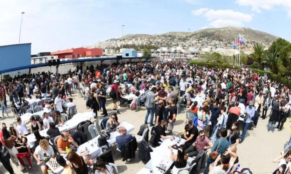 Πειραιάς: Συγκέντρωση του ΠΑΜΕ, γλέντι και… ζεϊμπέκικα στις προβλήτες της Cosco